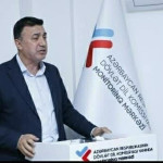 <p><b>"Azərbaycan poeziyası Ramiz Rövşəndən başlayaraq bir metaforizm xəstəliyinə tutuldu"</b></p>